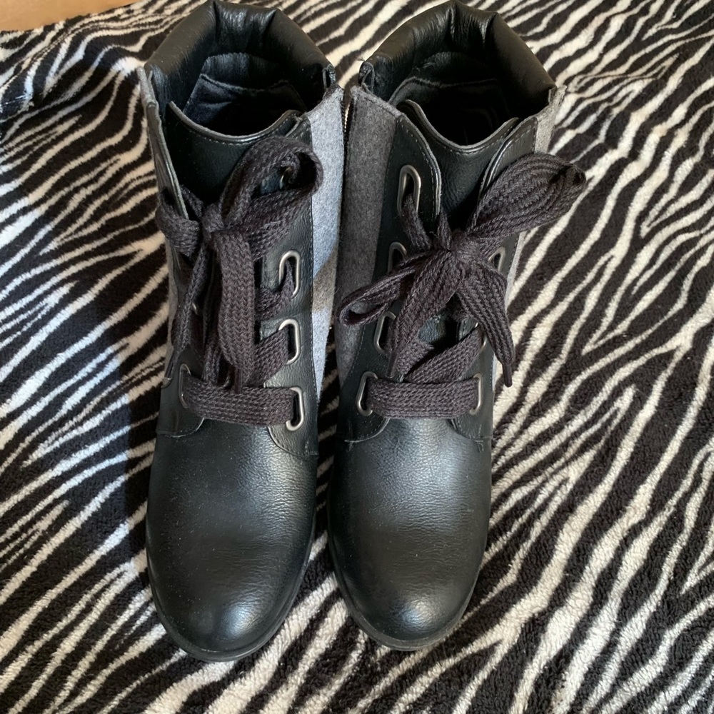 Boots - Picture 4 of 6